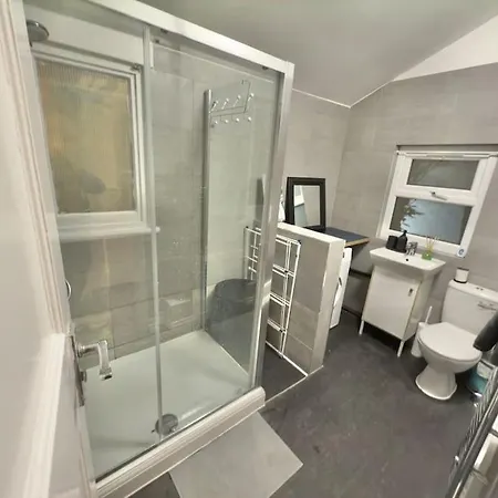 Cozy 1-Bedroom Flat Londen Buitenkant foto